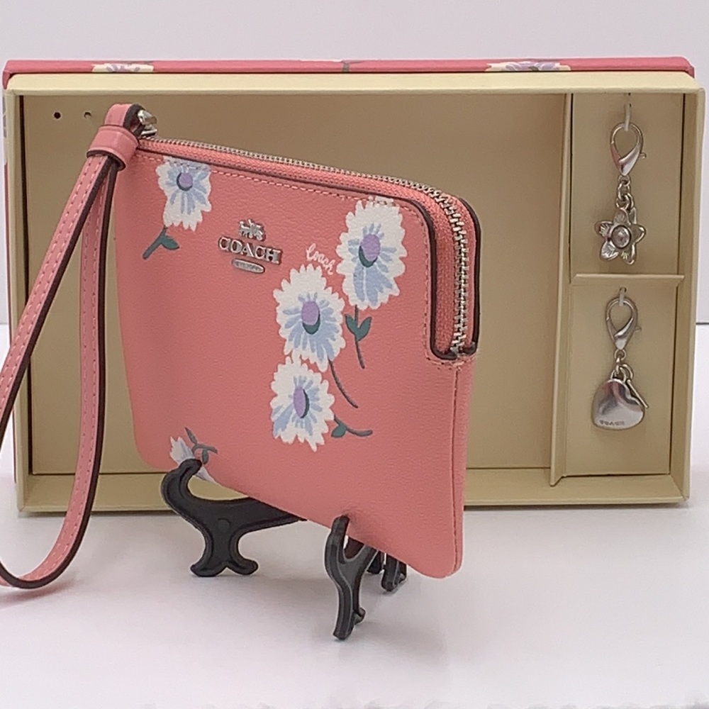 COACH Boxed Corner Zip Wristlet With Daisy Print COLOR:
Silver/Bubblegum… - Picture 5 of 16